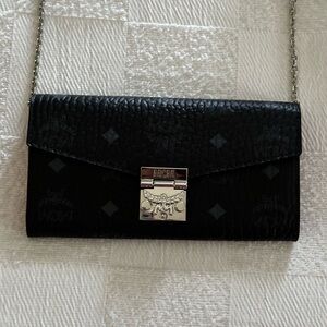 MCM New cross body wallet on chain